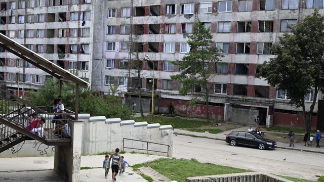 Pódium pre pápeža na Luníku IX bude špeciálne, zdobiť ho majú aj detské kresby