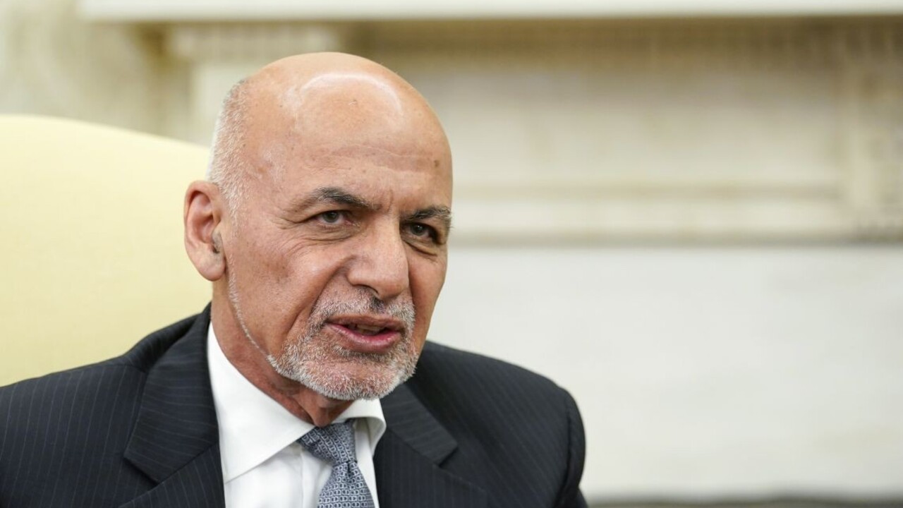 Bývalý afganský prezident sa ospravedlnil z exilu