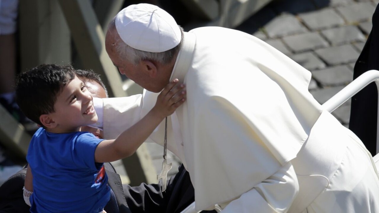 Účasť žiakov na podujatiach s pápežom sa považuje za exkurziu, informuje ministerstvo