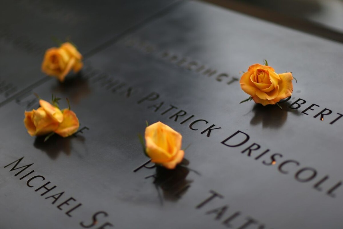 Ruže na pamätníku obetí teroristických útokov