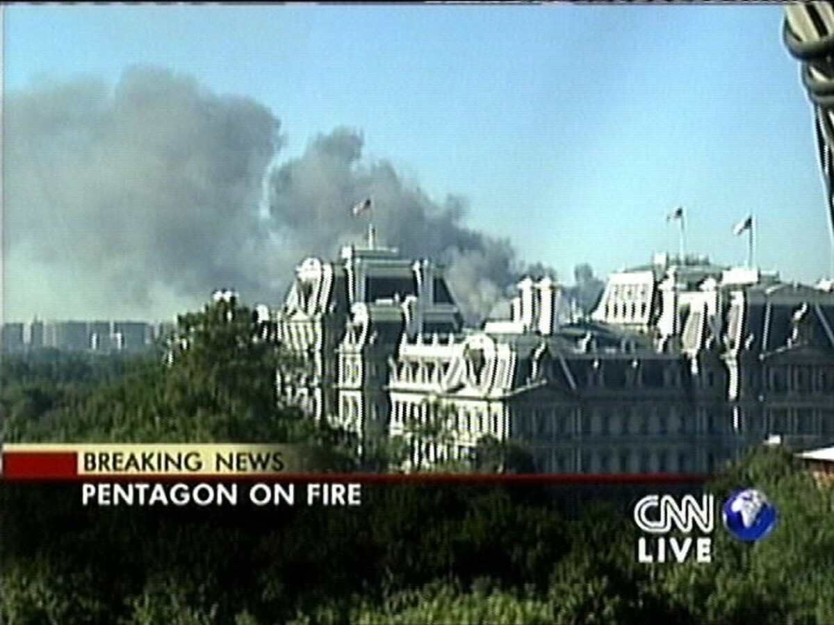 Dym stúpa z budovy Pentagonu 11. septembra 2001