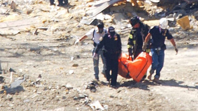 Záchranári odnášajú ďalšie telo nájdené v ruinách WTC