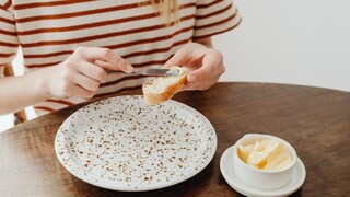 Čo si natrieť na chlieb: Z pečiva nepriberáte, ale z masla a nátierok áno
