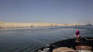 V Suezskom prieplave sa zakliesnilo nakrátko vozidlo,