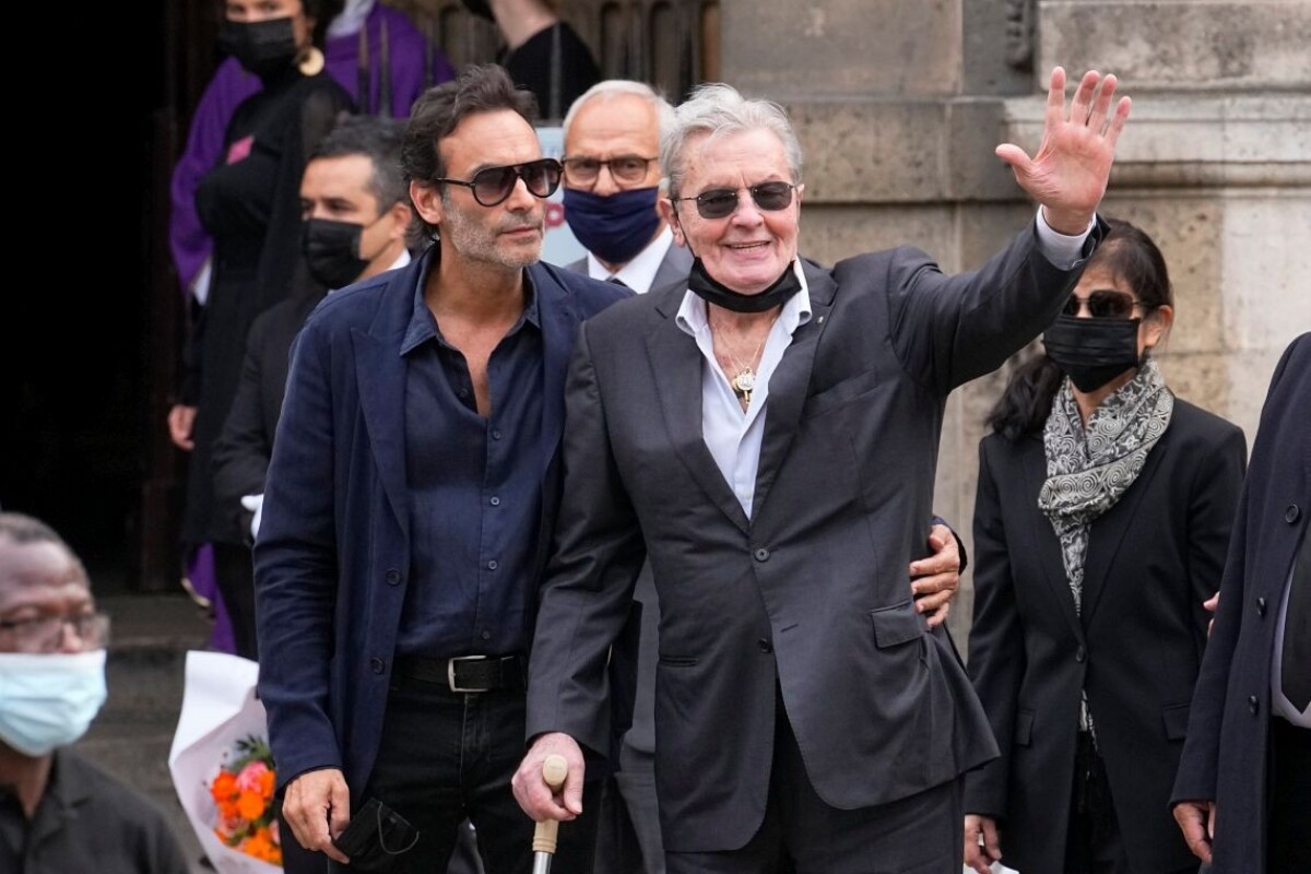Francúzsky herec Alain Delon so synom Anthonym na rozlúčke s Jeanom Paulom Belmondom.