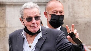 Polícia pri domovej prehliadke u Alaina Delona našla zbrane, muníciu a strelnicu. Herec pritom nevlastní zbrojný preukaz