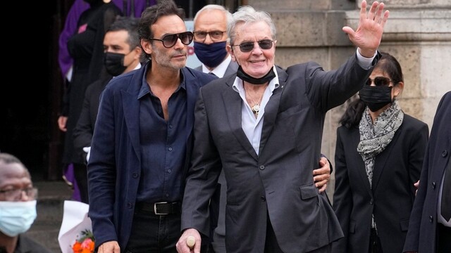 Francúzsky herec Alain Delon so synom Anthonym na rozlúčke s Jeanom Paulom Belmondom.