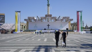 Pápež v nedeľu odslúži omšu v Budapešti, stretne sa aj s Orbánom