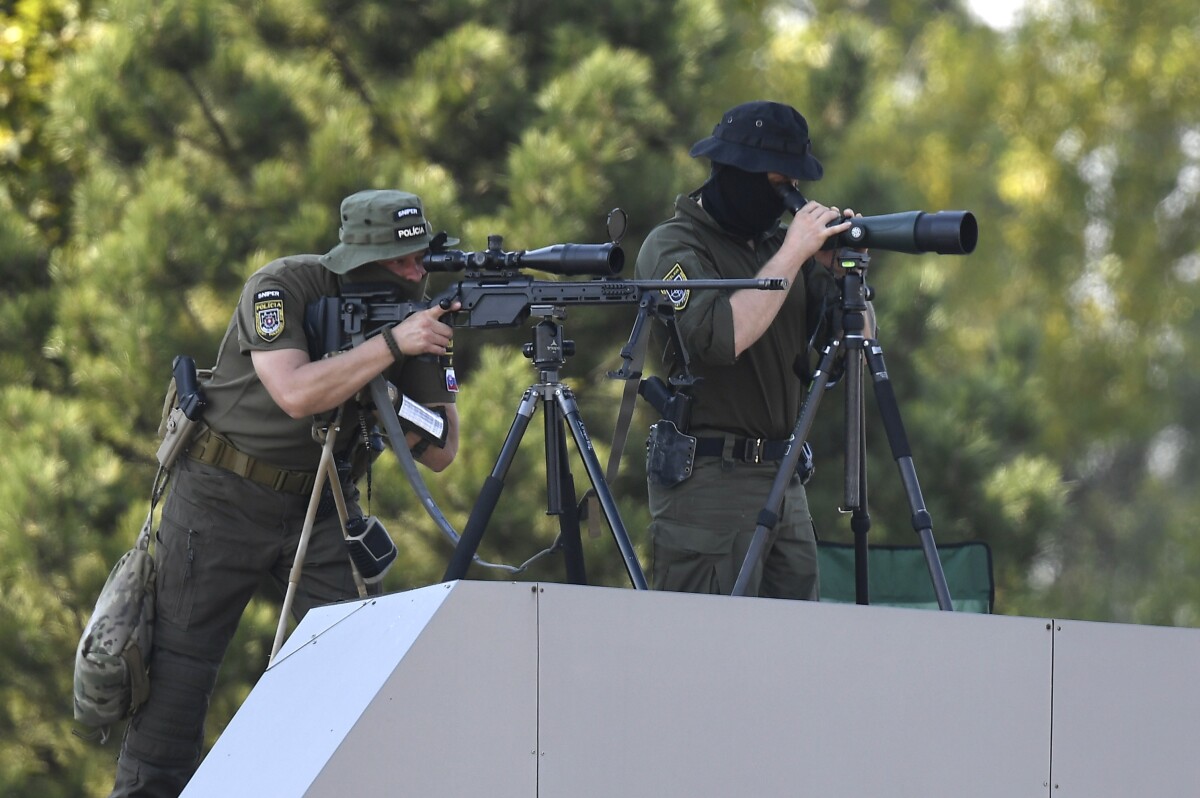 Bezpečnostní pracovníci kontrolujú okolie pred príletom pápeža Františka.