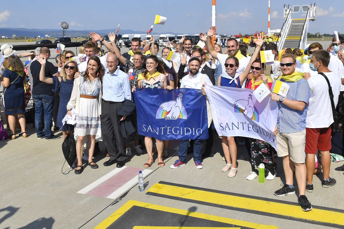 Ľudia čakajú na prílet lietadla s pápežom Františkom.