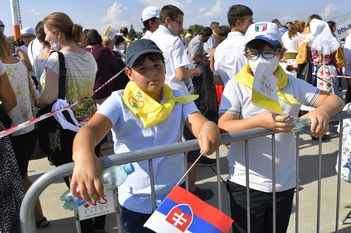 Ľudia čakajú na prílet lietadla s pápežom Františkom.