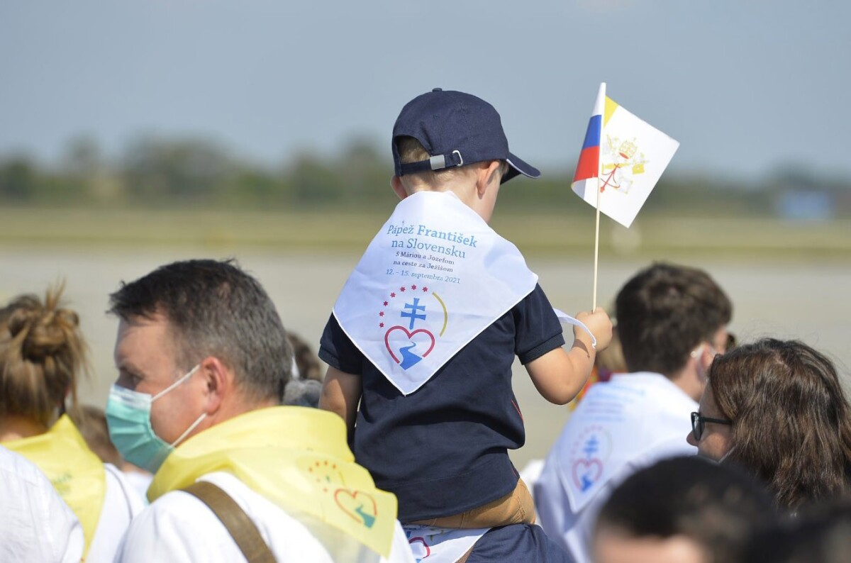 Ľudia čakajú na prílet lietadla s pápežom Františkom.