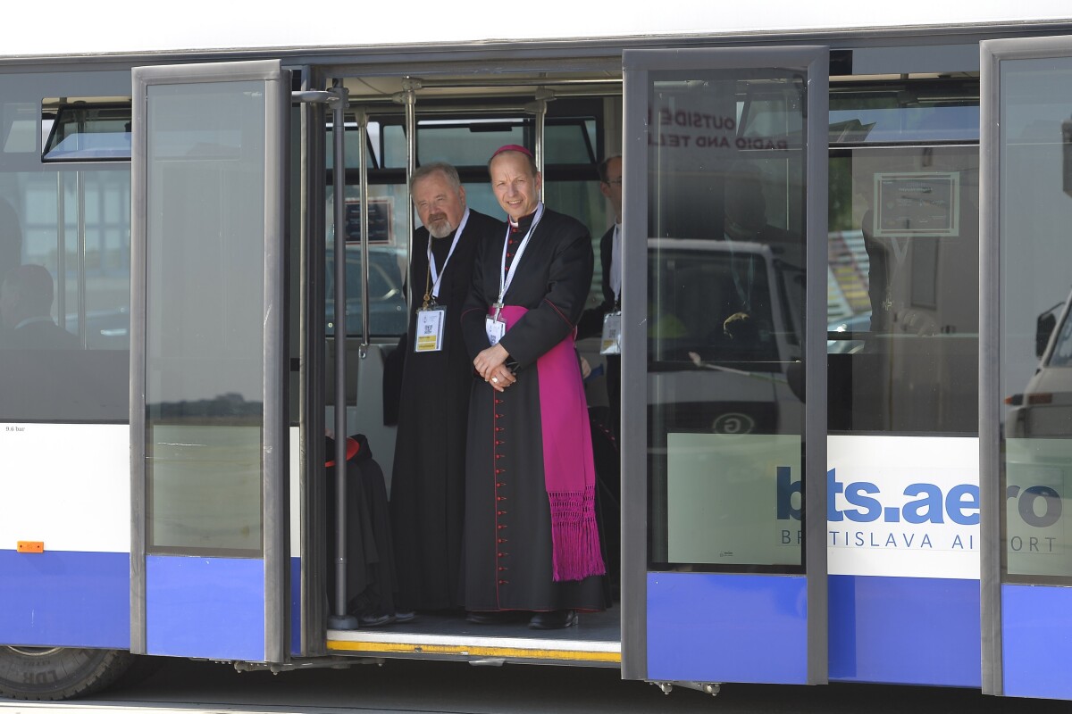 Biskupi a prítomní čakajú na letisku na prílet lietadla s pápežom Františkom.