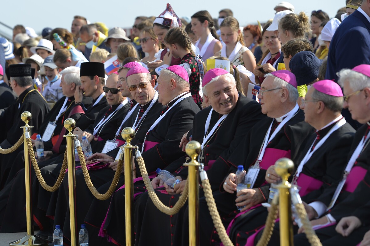 Biskupi a prítomní čakajú na letisku na prílet lietadla s pápežom Františkom.