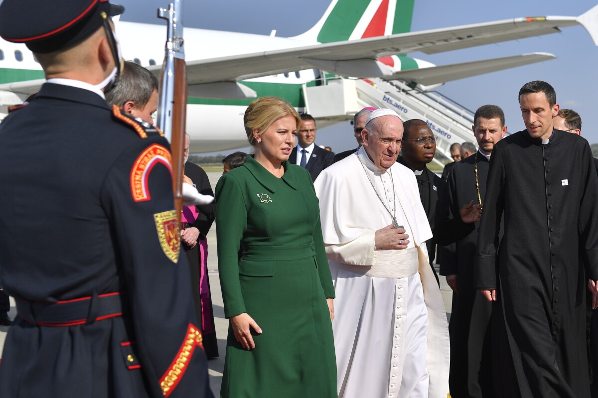 Pápež František a prezidentka SR Zuzana Čaputová počas privítania po prílete na Slovensko.