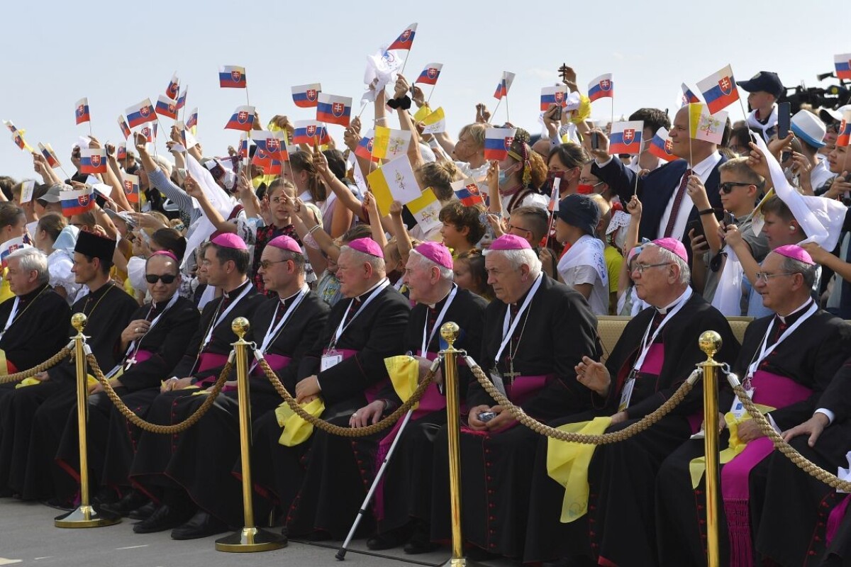 Svätého Otca vítali desiatky veriacich