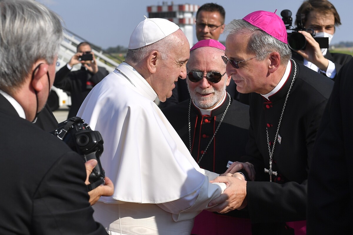 Pápež František a bratislavský arcibiskup a predseda Konferencie biskupov Slovenska Stanislav Zvolenský (vpravo).