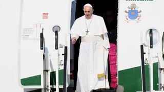 FOTO Pápeža privítali deti v krojoch chlebom a soľou, dostal i kyticu bylín