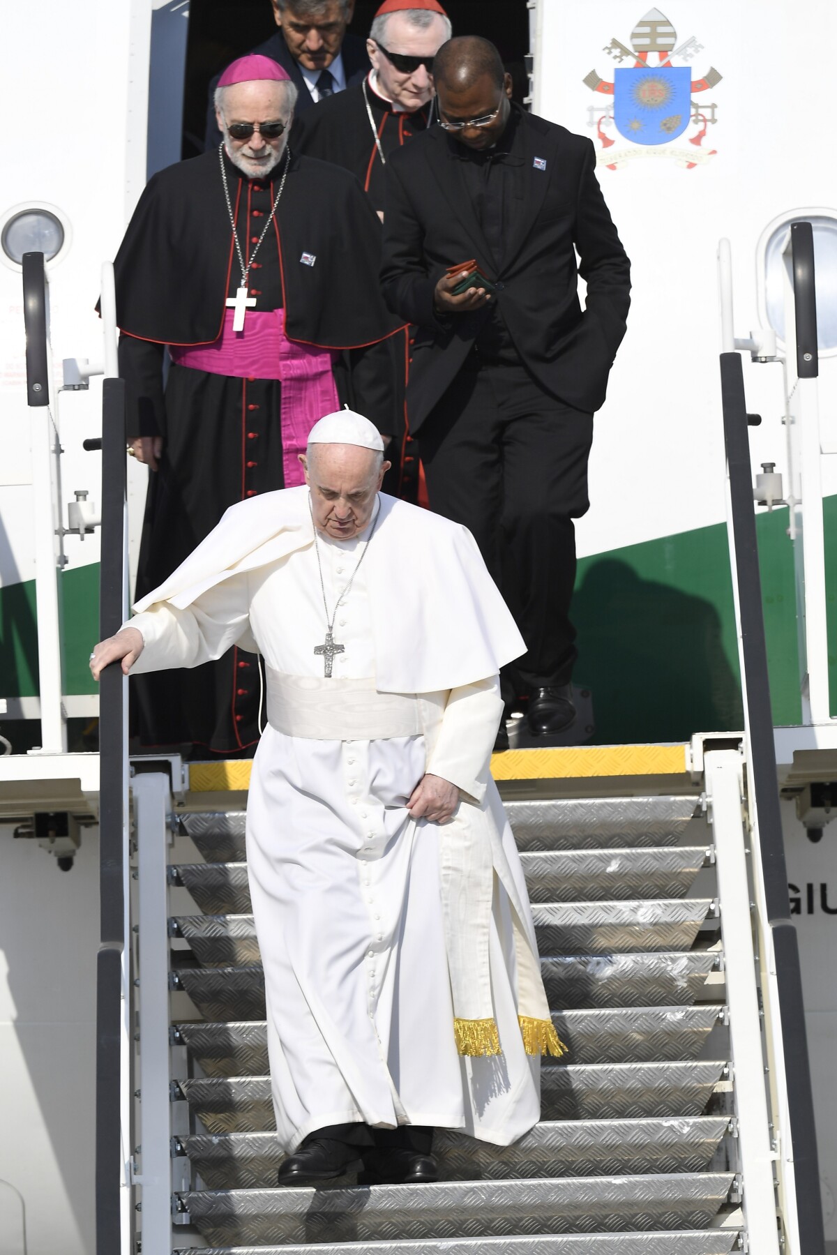 Pápež František vystupuje z lietadla po prílete na bratislavskom letisku.