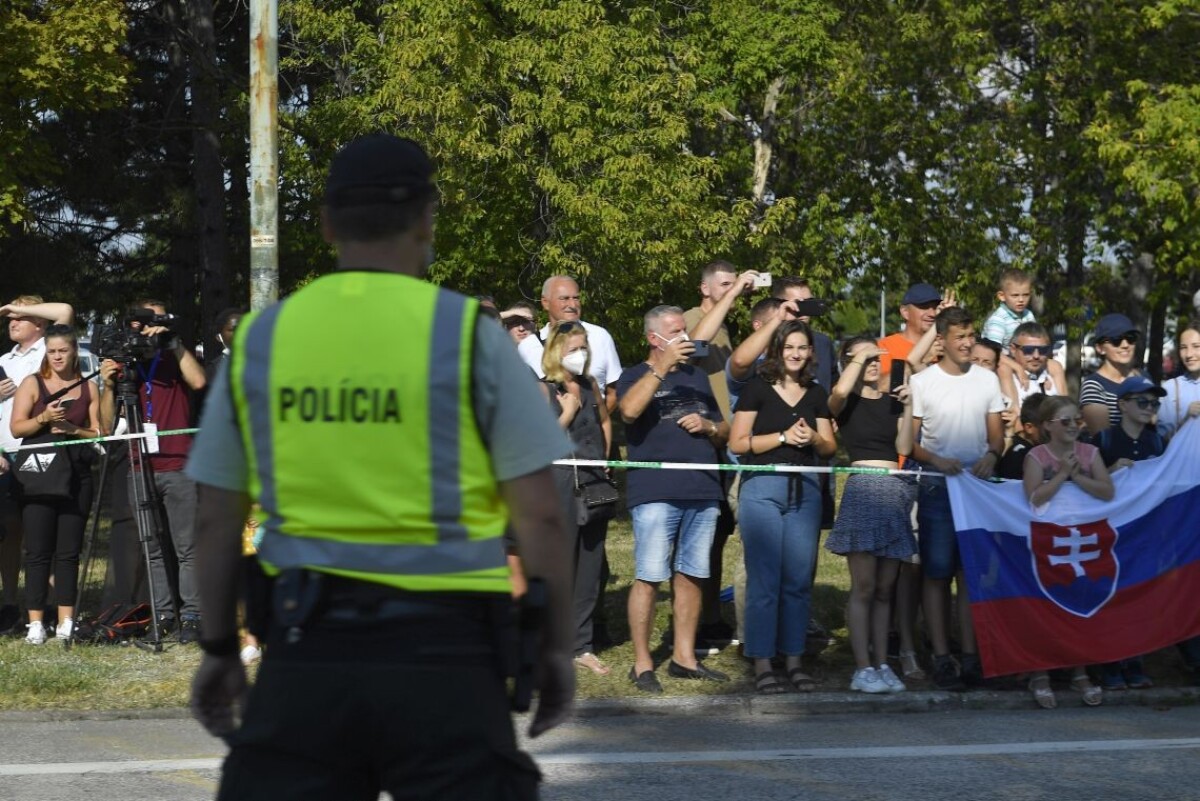 Ľudia vítajú pápeža Františka v Bratislave.