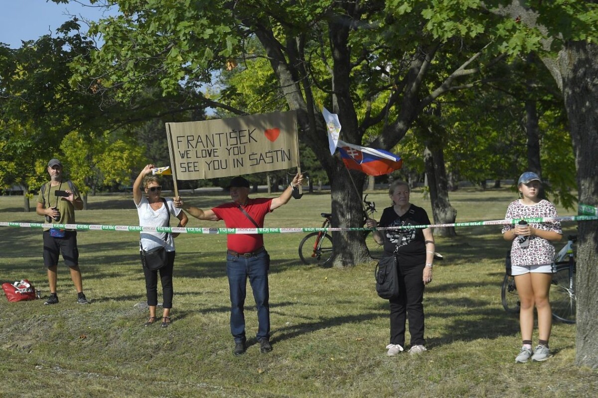 Ľudia vítajú pápeža Františka v Bratislave.