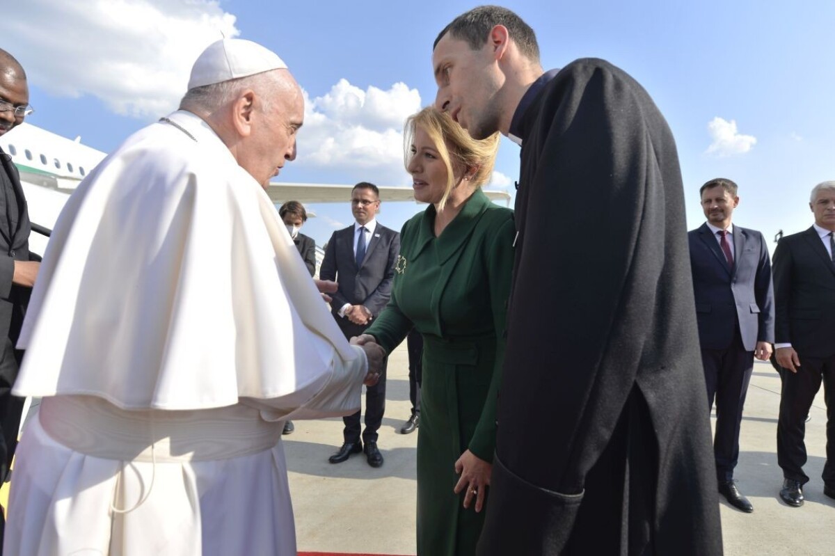 Pápež František je na Slovensku, priletel na bratislavské letisko