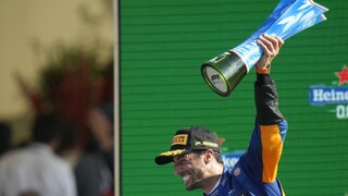 Hamilton s Verstappenom na Veľkej cene Talianska kolidovali, triumfoval Austrálčan Ricciardo