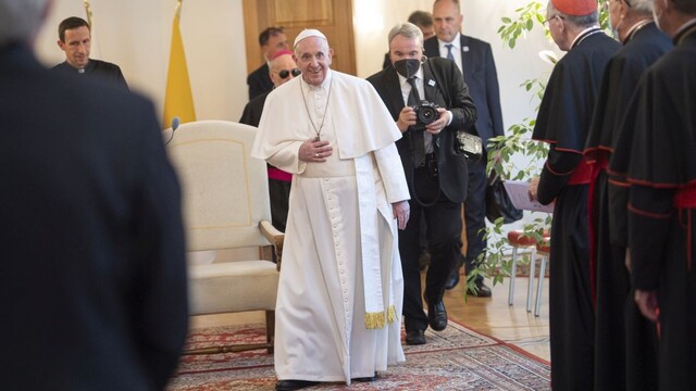 Pápež František prichádza na ekumenické stretnutie