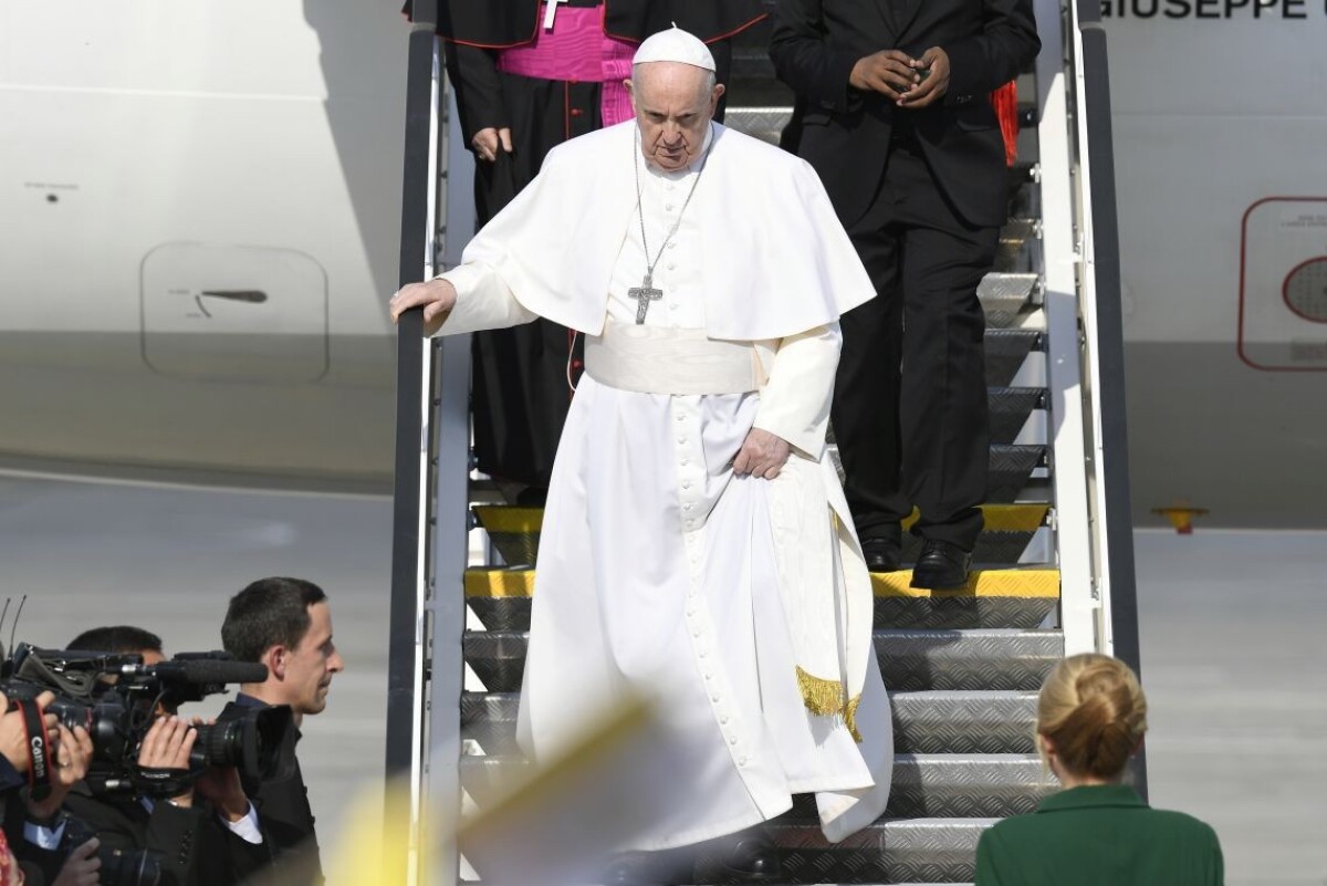 Pápež František vystupuje z lietadla po prílete na bratislavskom letisku.