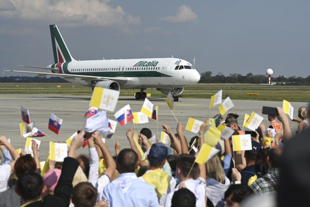 Lietadlo s pápežom Františkom po pristátí na bratislavskom letisku.