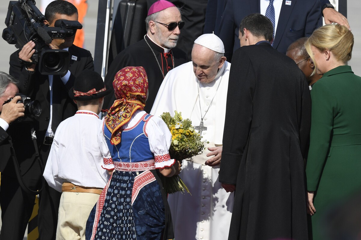 Členovia detského folklórneho súboru Lúčka v krojoch z Važca vítajú pápeža Františka chlebom, soľou a kvetmi.