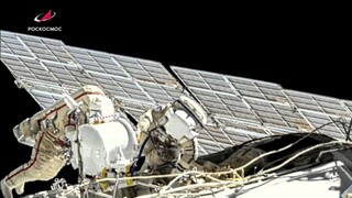 Astronauti vystúpili do voľného priestoru, na ISS inštalovali nové solárne panely