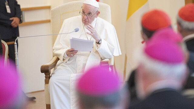 Solideo purpurovej farby nosia biskupi, červenej kardináli a pápež bielej farby.