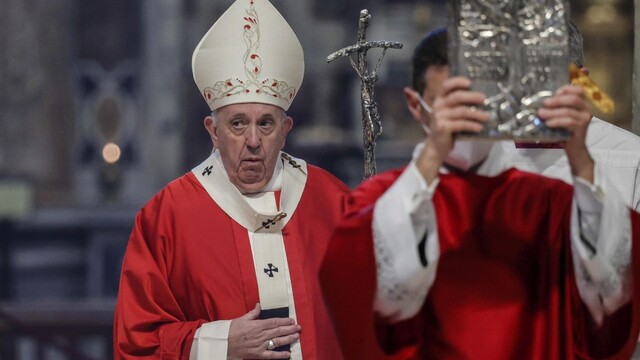 Pápež František s mitrou na hlave a pápežským prsteňom na ruke