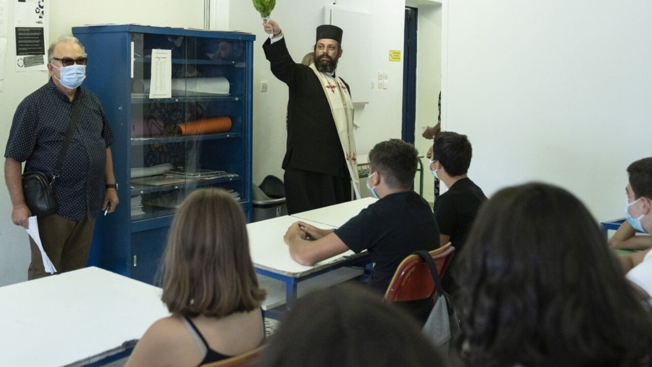 Nezaočkovaní žiaci a zamestnanci sa musia od pondelka v Grécku povinne testovať