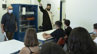 Nezaočkovaní žiaci a zamestnanci sa musia od pondelka v Grécku povinne testovať