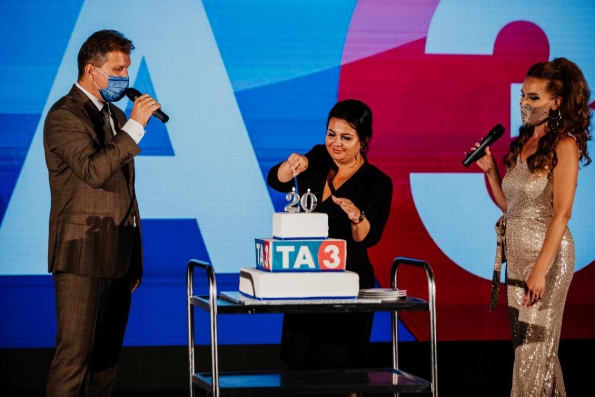 Na narodeninovej oslave nechýbala ani torta. Hostiteľkou večera bola generálna riaditeľka Mirjana Hron Sikimič.