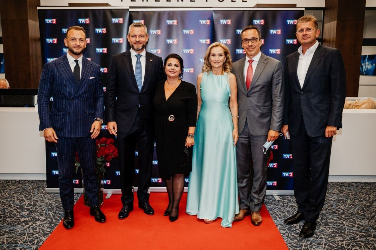 Poslanci a členovia strany Hlas prišli zagratulovať televízii TA3.