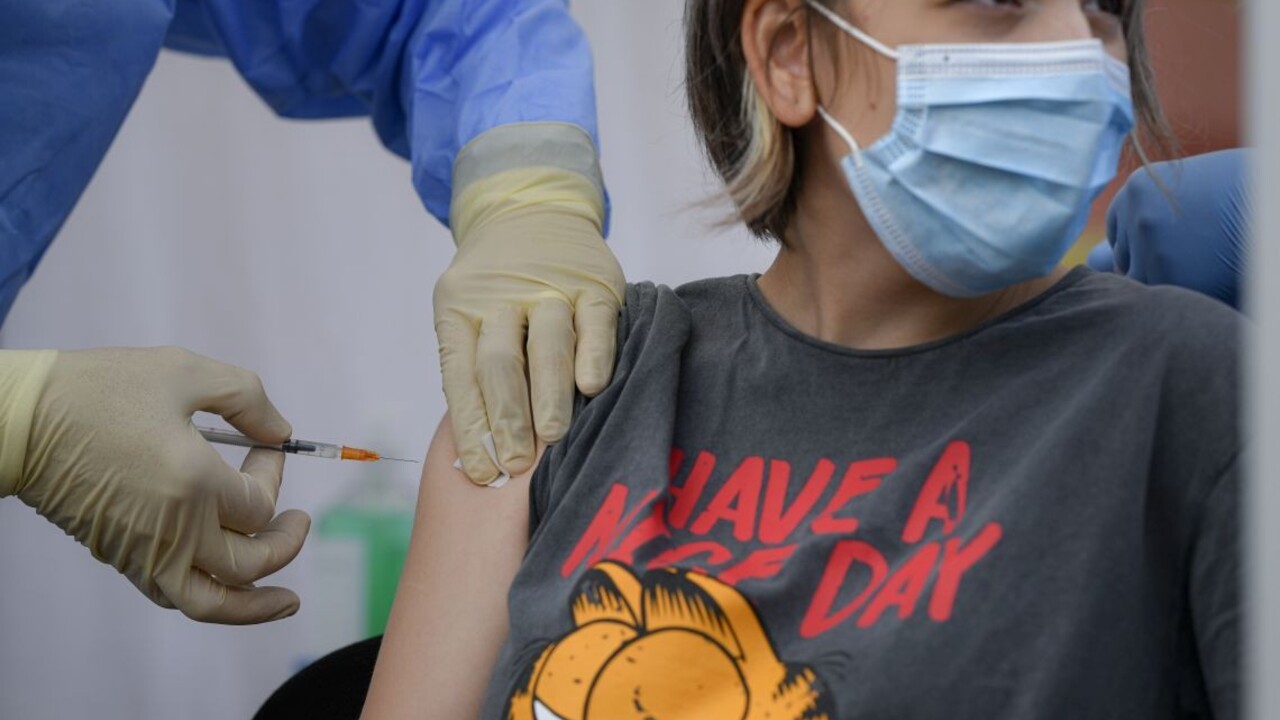 Vládni poradcovia v Británii odporučili očkovať deti vo veku 12 až 15 rokov