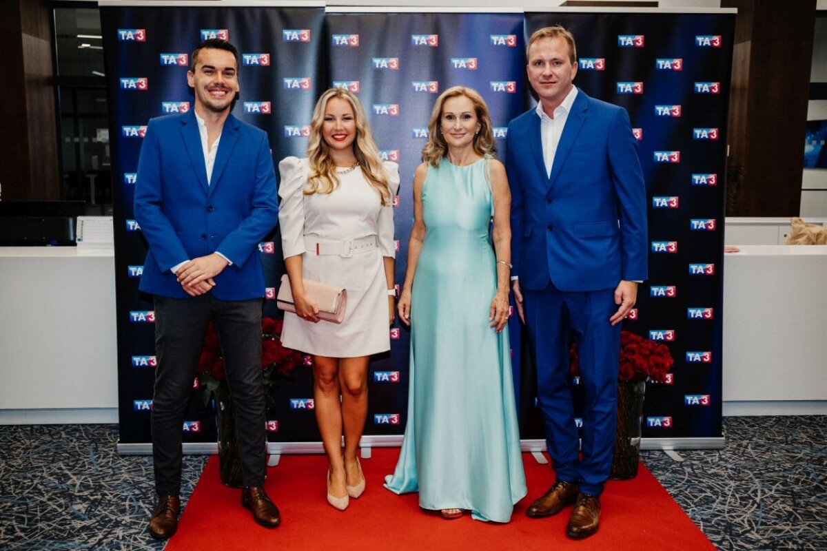 Moderátori a redaktori Televízie TA3 Tomáš Verníček (vľavo), Roberta Gregorová, riaditeľka Centra spraovdajstva a publicistiky Zuzana Martináková a redaktor Peter Hlávek.