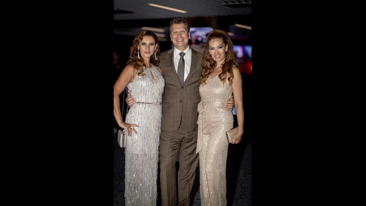 Moderátori Televízie TA3 Lucia Farkasová (vľavo), Peter Bielik a Natália Fónod Babincová.