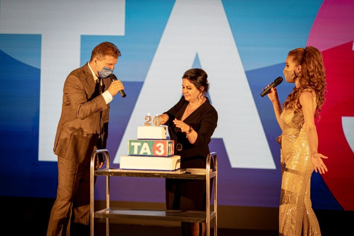 Na oslave nesmie chýbať ani torta. Hostiteľkou večera bola generálna riaditeľka Mirjana Hron Sikimič.