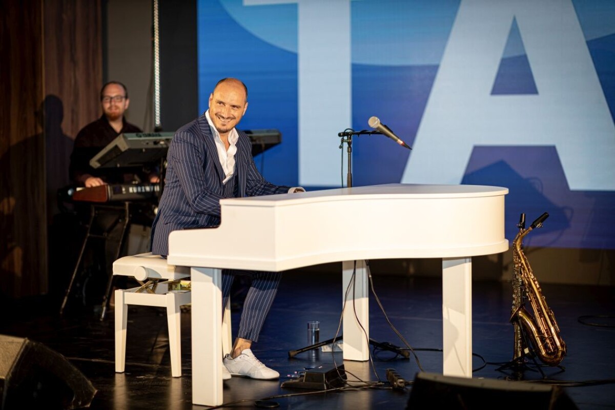 Klavirista Jozef Hollý predviedol svoje umenie na oslave Televízie TA3.