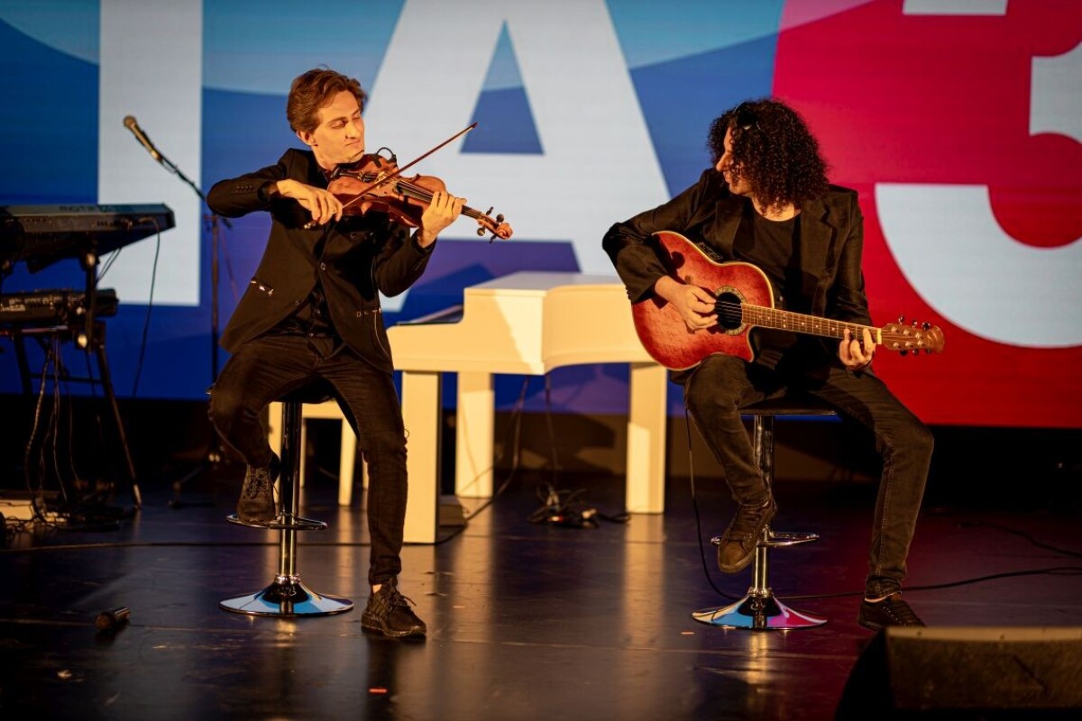 huslista Filip Jančík zahral na oslave 20. výročia Televízie TA3.