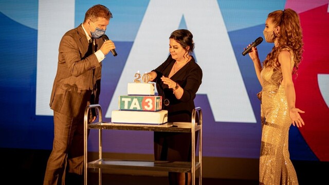 Na oslave nesmie chýbať ani torta.