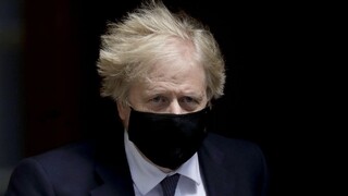 Britská polícia vyšetruje Johnsonove večierky, e-mailom osloví vyše 50 ľudí