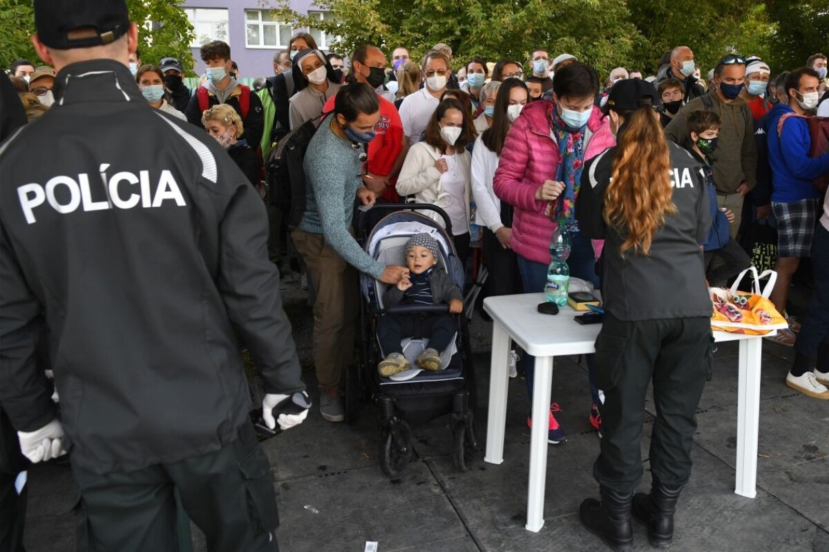 Veriaci prechádzajú kontrolou pred príchodom k Mestskej športovej hale v Prešove.