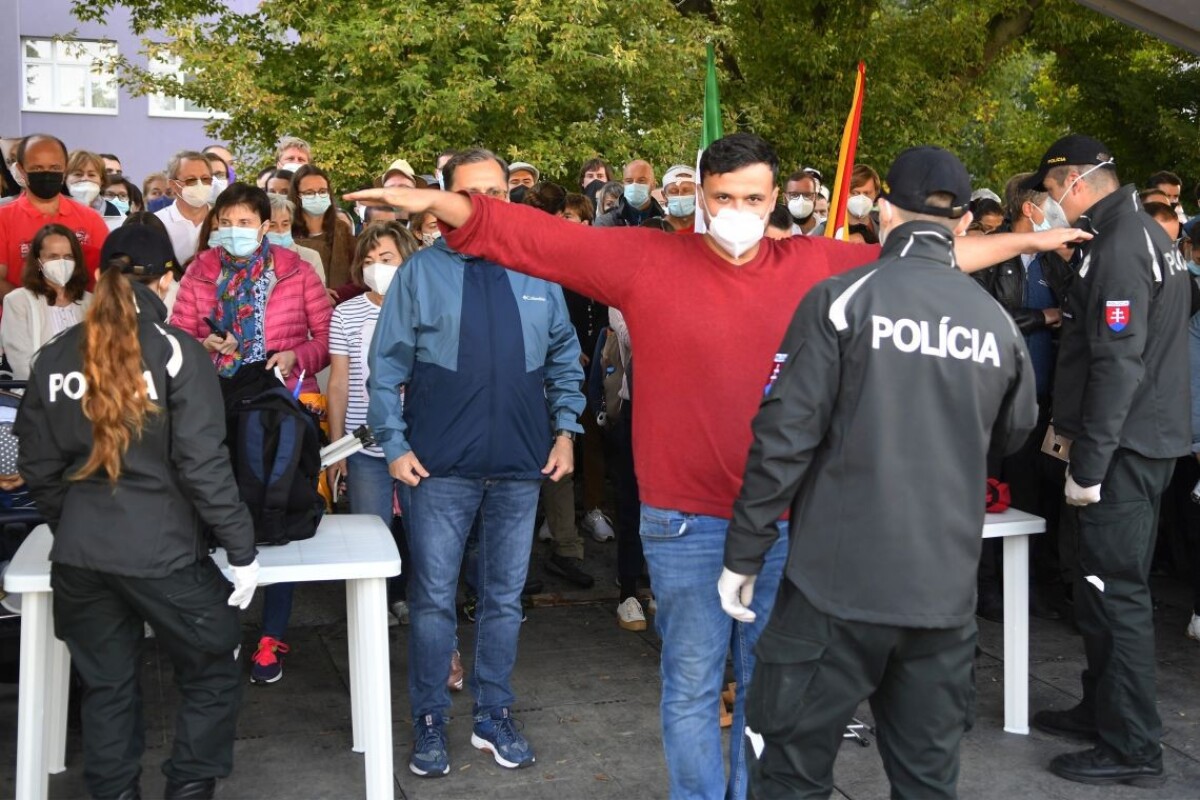 Veriaci prechádzajú kontrolou pred príchodom k Mestskej športovej hale v Prešove.