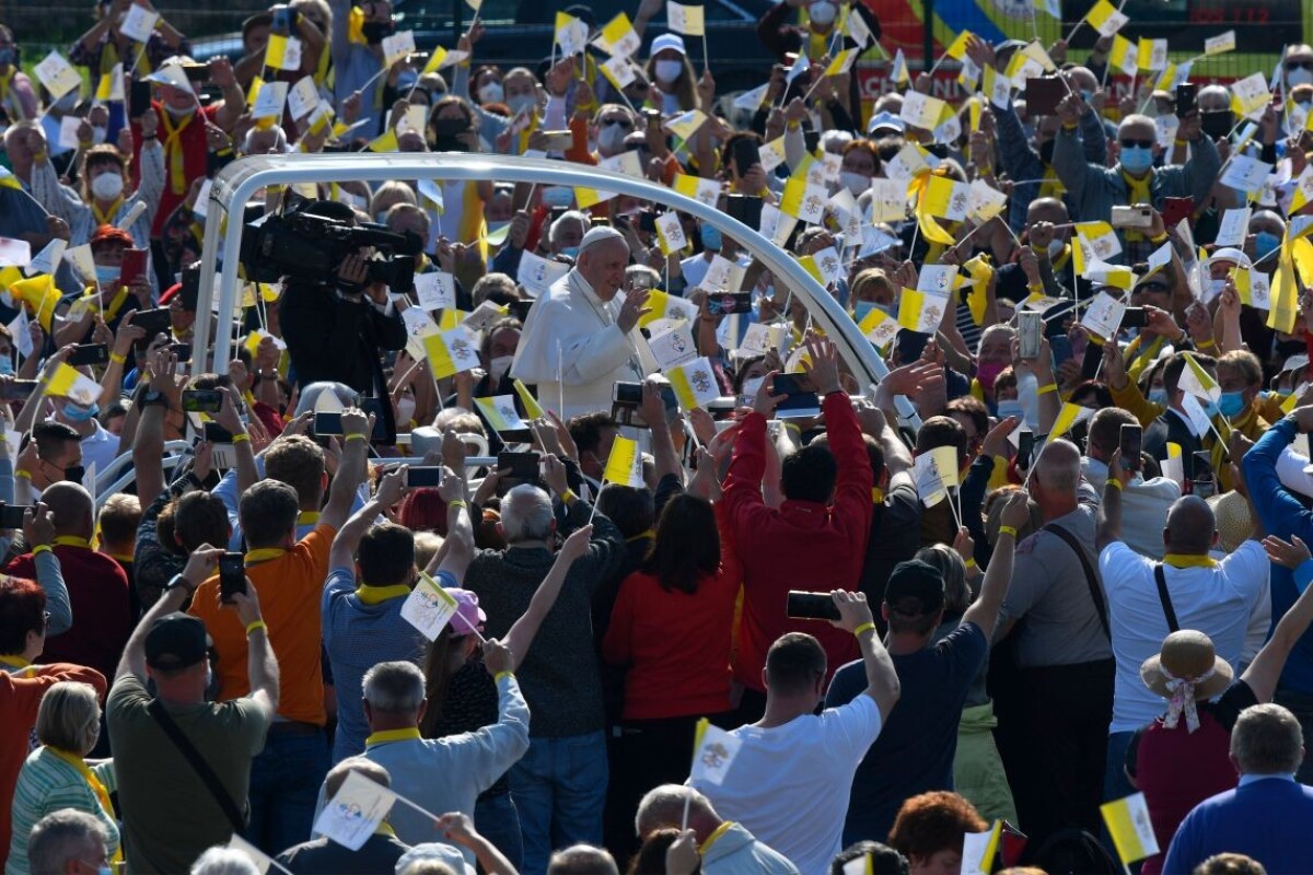 Pápež František pozdravil veriacich v Prešove z papamobilu.