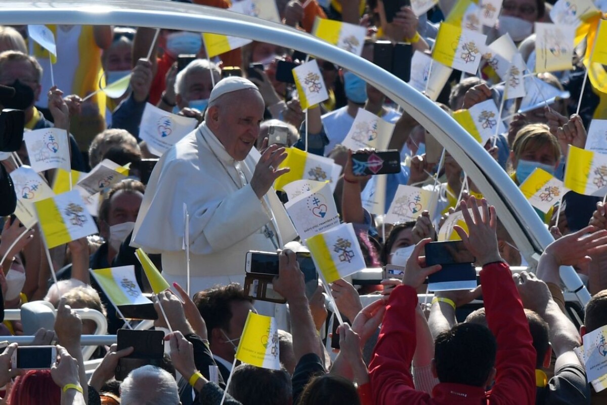 Pápež František počas návštevy v Prešove pozdravil veriacich z papamobilu.